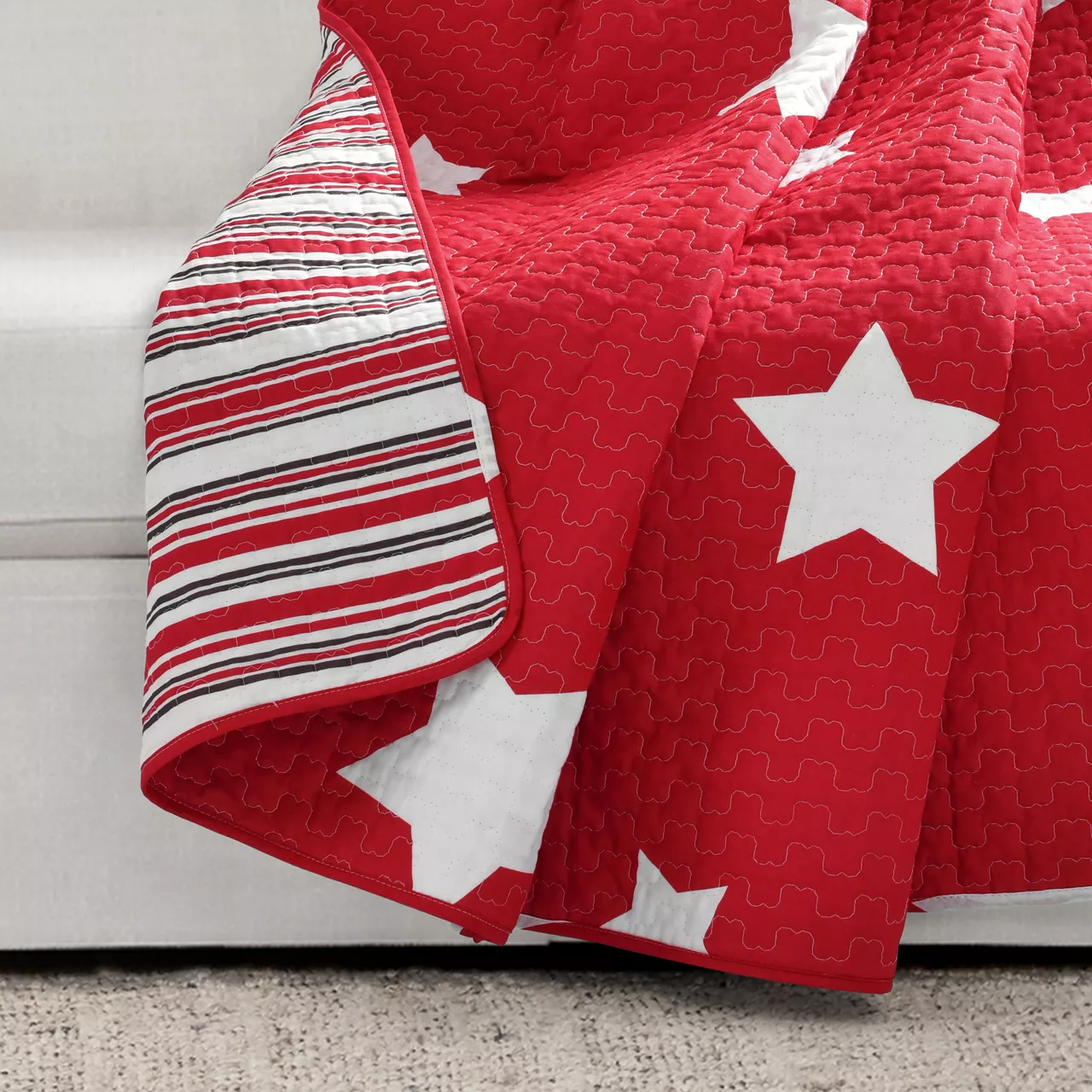 Red & White Stars Quilted Throw, (50" X 60") 6 Red & White Stars Quilted Throw, (50" X 60") - Image 6