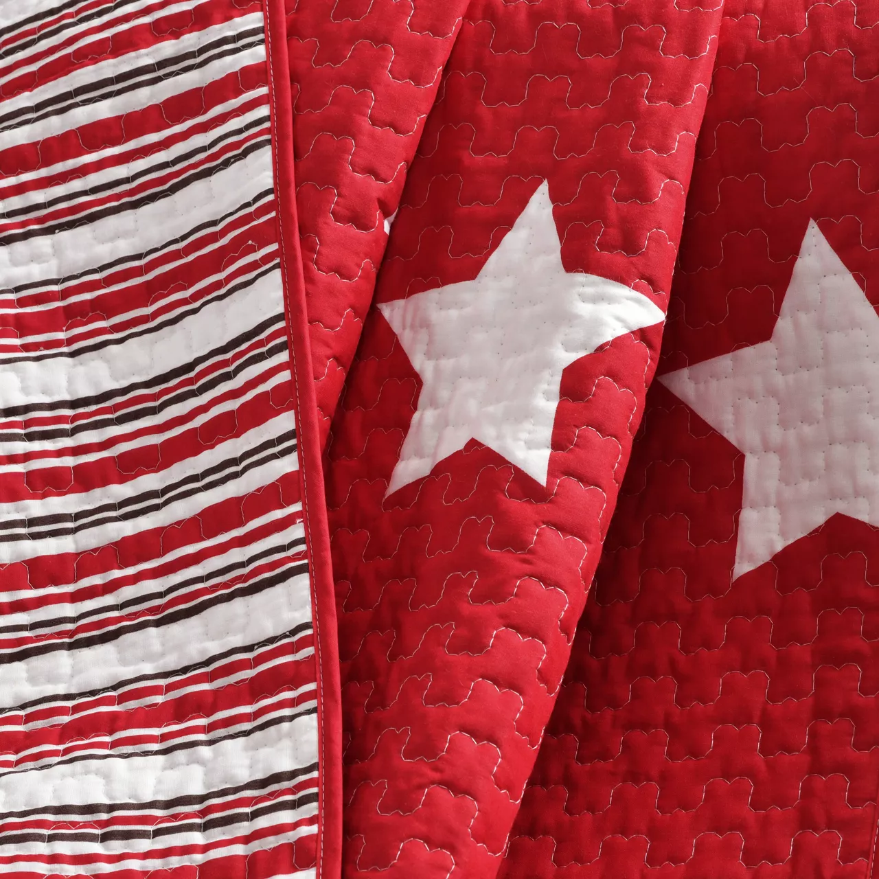 Red & White Stars Quilted Throw, (50" X 60") 3 Red & White Stars Quilted Throw, (50" X 60") - Image 3