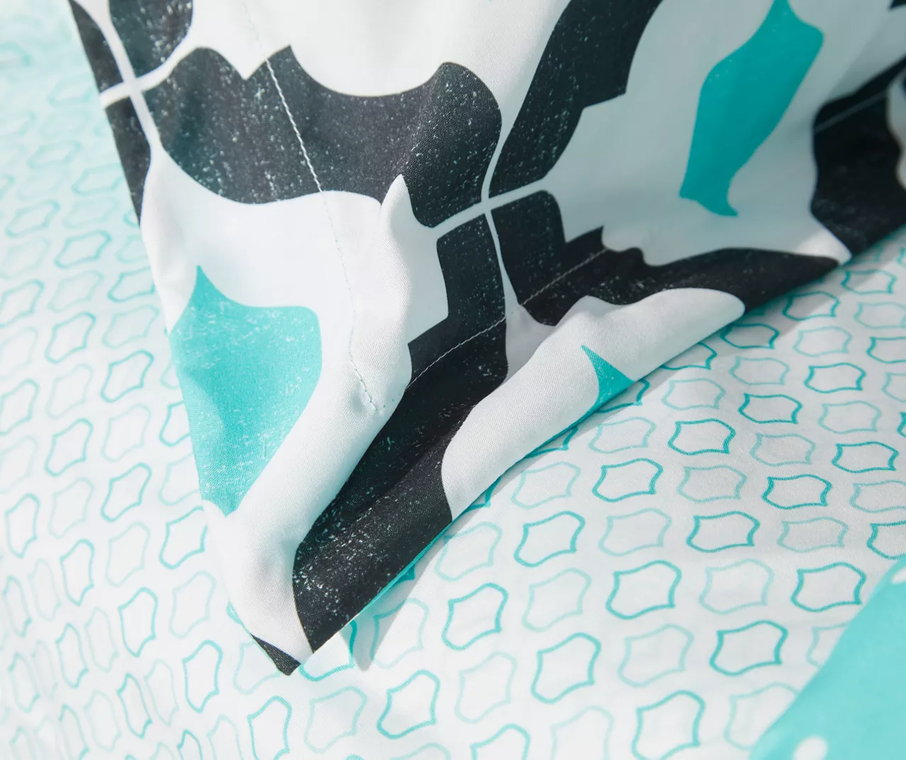 Blue & Black Arabesque Microfiber King 9-Piece Bed-in-a-Bag Set 4 Blue & Black Arabesque Microfiber King 9-Piece Bed-in-a-Bag Set - Image 4