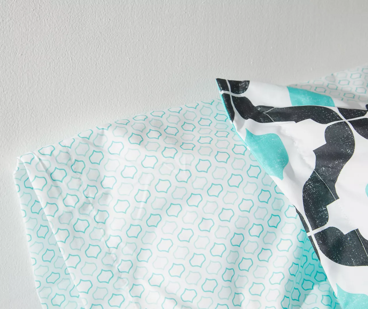 Blue & Black Arabesque Microfiber King 9-Piece Bed-in-a-Bag Set 5 Blue & Black Arabesque Microfiber King 9-Piece Bed-in-a-Bag Set - Image 5